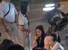 อาสาสมัครพรรคปวงชนไทย ช่วยเหลือผู้บาดเจ็บจากอุบัติเหตุ หลังมอเตอร์ไซค์ประชาชนลื่นล้ม ขณะเลี้ยวเข้าซอย