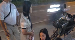 อาสาสมัครพรรคปวงชนไทย ช่วยเหลือผู้บาดเจ็บจากอุบัติเหตุ หลังมอเตอร์ไซค์ประชาชนลื่นล้ม ขณะเลี้ยวเข้าซอย