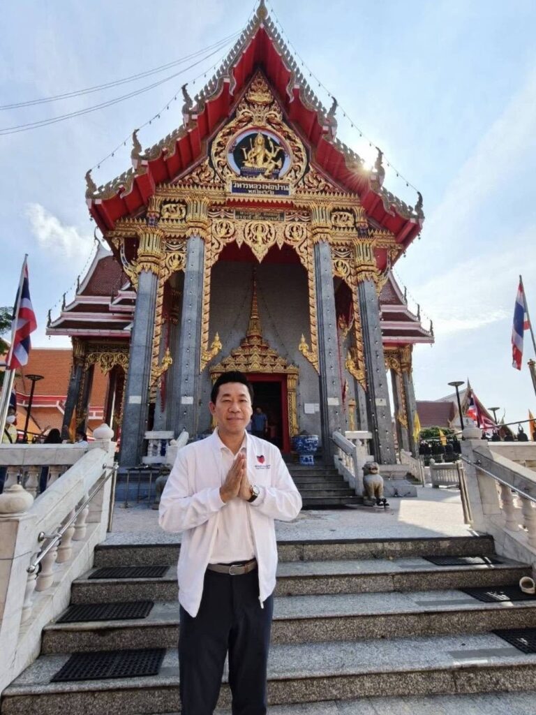 อาร์ท เอกสิทธิ์ คุณานันทกุล หัวหน้าพรรคปวงชนไทย พร้อมทีมงาน ร่วมทำบุญที่วัดมงคลโคธาวาส