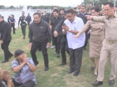 ‘อนุทิน’ ตะโกนเฮ้ย! ชี้หน้าใส่การ์ด หลังพยายามลากตัวคุณยาย นั่งขวางทางเดินนายกฯ