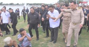 ‘อนุทิน’ ตะโกนเฮ้ย! ชี้หน้าใส่การ์ด หลังพยายามลากตัวคุณยาย นั่งขวางทางเดินนายกฯ