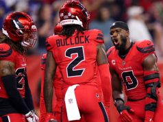 ผู้ตัดสินถูกเข็นออกจากสนามเนื่องจากอาการบาดเจ็บ ขณะที่แนวรับของเท็กซัสเล่นงานบัฟฟาโล บิลส์ ทำให้ฮูสตันได้เปรียบ