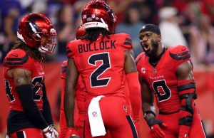 ผู้ตัดสินถูกเข็นออกจากสนามเนื่องจากอาการบาดเจ็บ ขณะที่แนวรับของเท็กซัสเล่นงานบัฟฟาโล บิลส์ ทำให้ฮูสตันได้เปรียบ