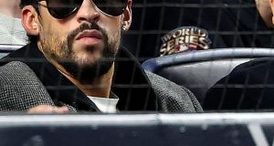 ลูกฟาวล์ตกลงบนตัวแบดบันนี่ในเกมแยงกี้ส์