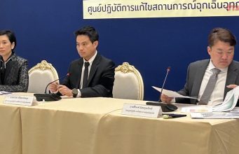 ศป.กฉ. ประกาศเลื่อนสอบพื้นที่น้ำท่วม ภราดร ปัดตอบบริหารผิดพลาด