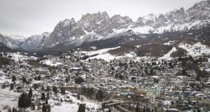 ความกังวลด้านการขนส่งทำให้ต้องจำกัดการขายตั๋วสำหรับงานต่างๆ ในเมือง Cortina ของอิตาลี ก่อนการแข่งขันโอลิมปิกฤดูหนาว