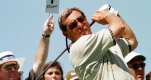 ฟัซซี่ โซเอลเลอร์ แชมป์เมเจอร์ 2 สมัย โดนหลอกด้วยมุกเหยียดเชื้อชาติเกี่ยวกับไทเกอร์ วูดส์ เสียชีวิตแล้วด้วยวัย 74 ปี