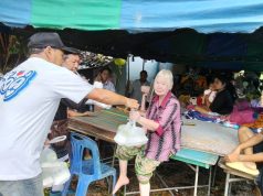 พรรคปวงชนไทย มอบข้าวกล่องช่วยผู้ประสบภัยน้ำท่วม อ.นาโยง จ.ตรัง