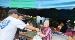 พรรคปวงชนไทย มอบข้าวกล่องช่วยผู้ประสบภัยน้ำท่วม อ.นาโยง จ.ตรัง