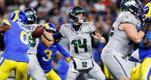 ซีแอตเติล ซีฮอว์กส์ คว้าตั๋วเข้าสู่รอบเพลย์ออฟได้สำเร็จ หลังจากพลิกกลับมาเอาชนะแอลเอ แรมส์ ด้วยคะแนนตามหลัง 16 แต้มในควอเตอร์ที่ 4 อย่างเหลือเชื่อ