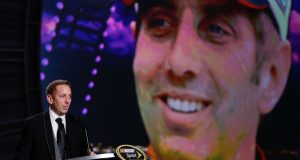 เกร็ก บิฟเฟิล อดีตนักแข่งรถ NASCAR กลายเป็นนักกีฬาคนล่าสุดที่เสียชีวิตจากโศกนาฏกรรมทางอากาศ