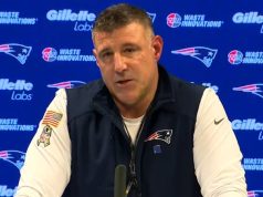 ไมค์ วราเบล หัวหน้าโค้ชของทีมแพทริออตส์ แสดงการสนับสนุนสเตฟอน ดิกส์ เช่นกัน