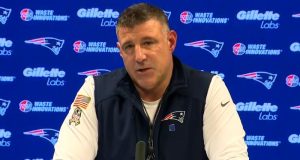 ไมค์ วราเบล หัวหน้าโค้ชของทีมแพทริออตส์ แสดงการสนับสนุนสเตฟอน ดิกส์ เช่นกัน