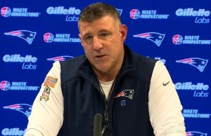 ไมค์ วราเบล หัวหน้าโค้ชของทีมแพทริออตส์ แสดงการสนับสนุนสเตฟอน ดิกส์ เช่นกัน