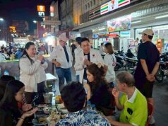 เอกสิทธิ์ ปวงชนไทย ลุยตลาดเมืองกาญจน์ หนุนสกายวอล์ค